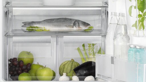 Un prim plan cu frigiderul Electrolux FreshPlus cu alimente depozitate pe fiecare raft