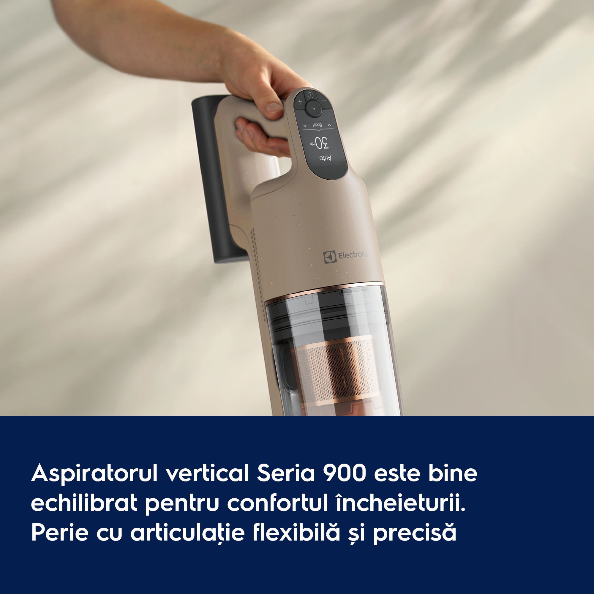 Aspiratorul vertical Seria 900 este bine echilibrat pentru confortul încheieturii. Perie cu articulaţie flexibilă și precisă