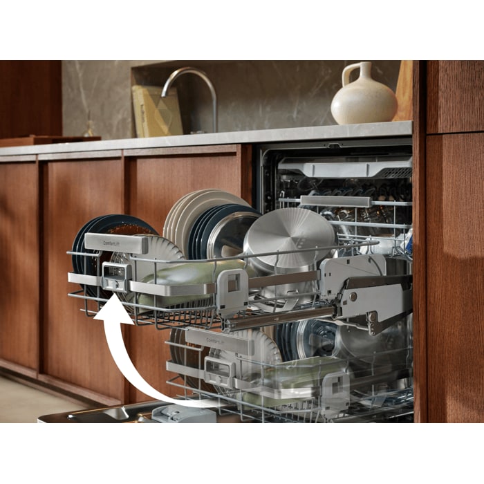ComfortLift® raises the lower basket to the upper basket's level.