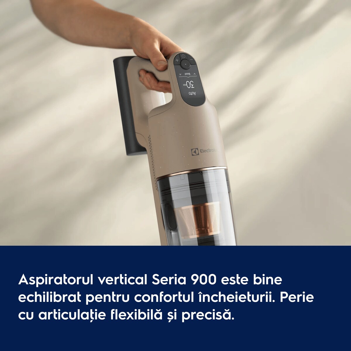 Aspiratorul vertical Seria 900 este bine echilibrat pentru confortul încheieturii Perie cu articulaţie flexibilă și precisă