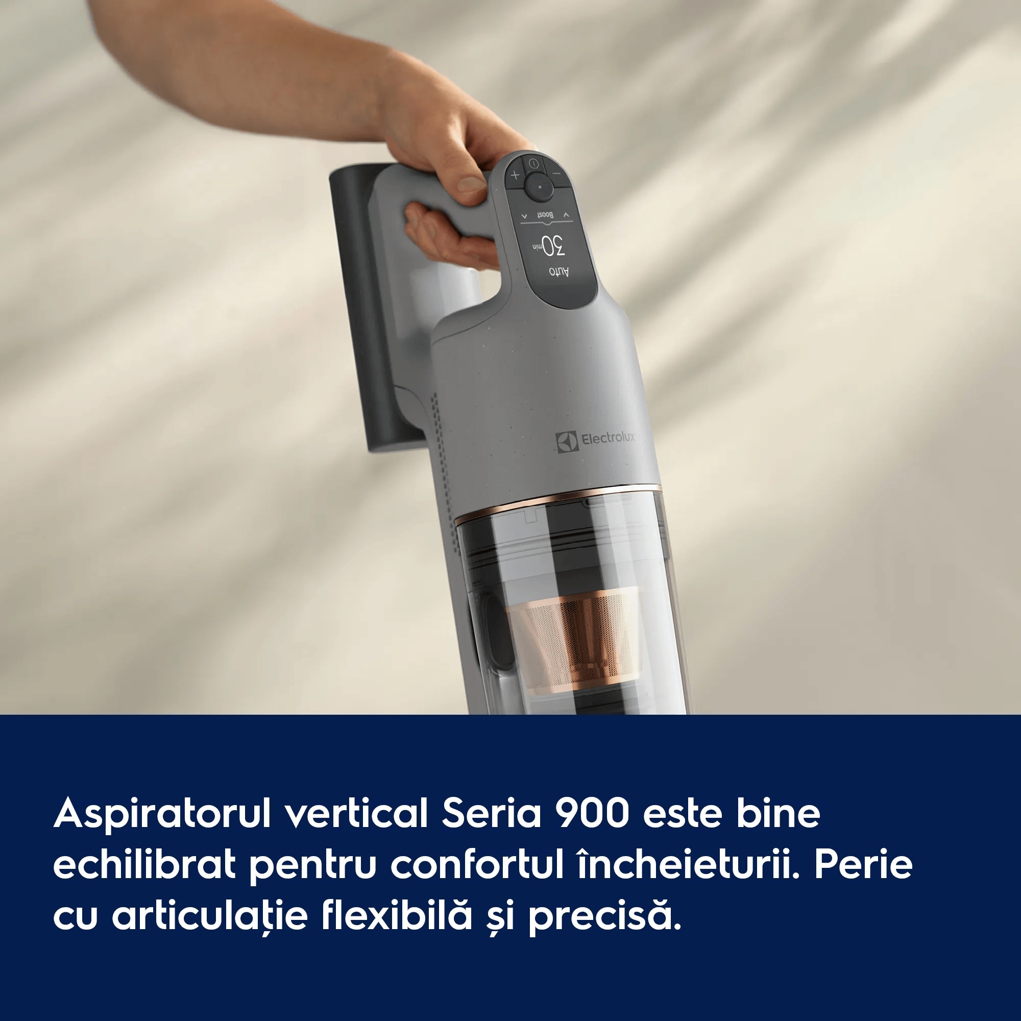 Aspiratorul vertical Seria 900 este bine echilibrat pentru confortul încheieturii Perie cu articulaţie flexibilă și precisă