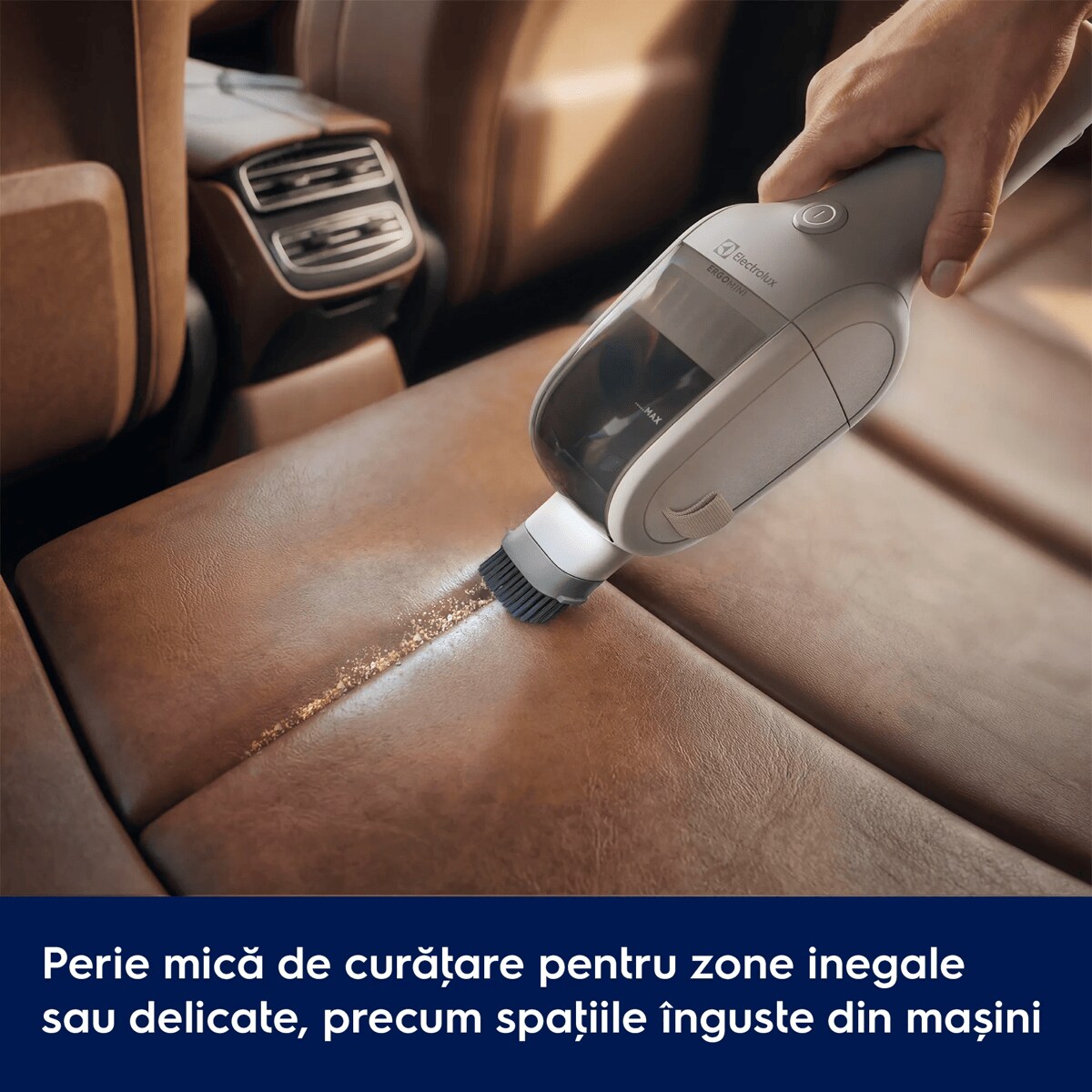 Perie mică de curăţare pentru zone inegale sau delicate, precum spaţiile înguste din mașini