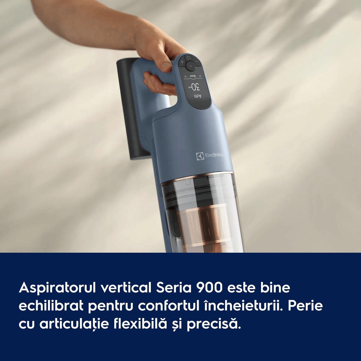 Aspiratorul vertical Seria 900 este bine echilibrat pentru confortul încheieturii Perie cu articulaţie flexibilă și precisă