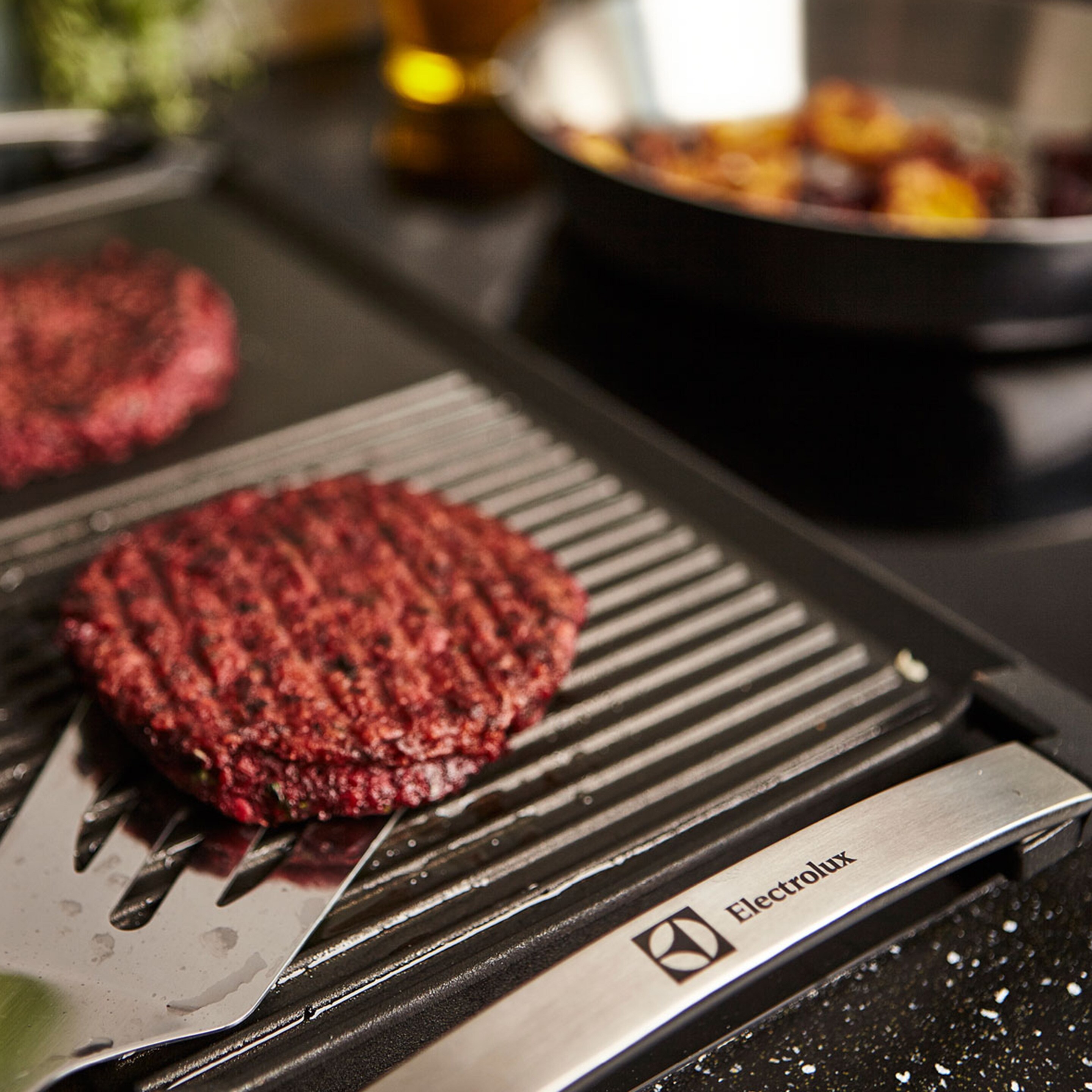 Un burger cu sfecla rosie pe o placa de gratar Electrolux