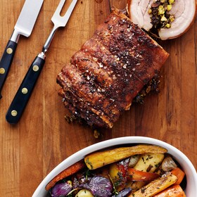 O ruladă de friptură aurie de porc și legume de iarnă fripte și crocante 