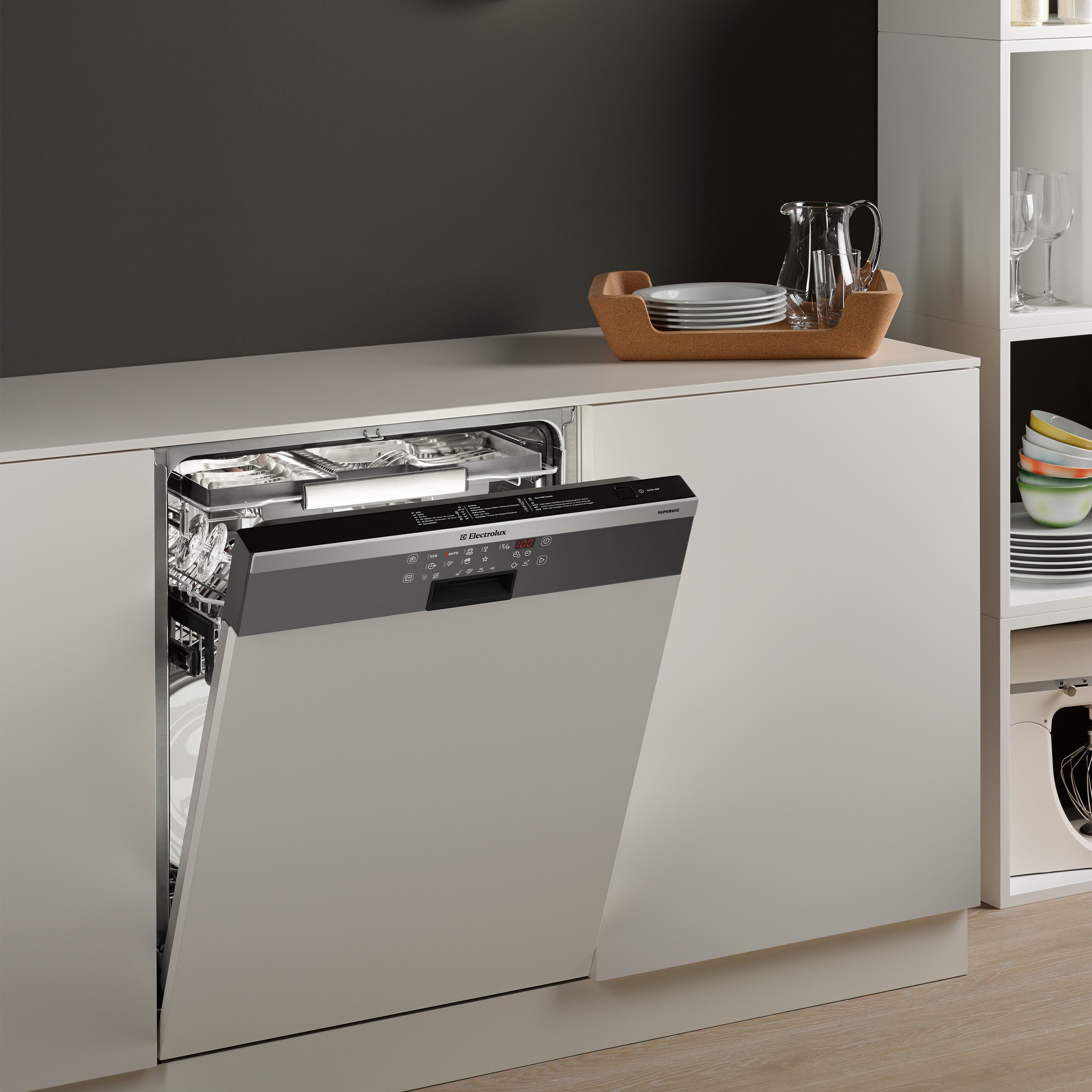 Un cuptor Electrolux intr-o bucatarie