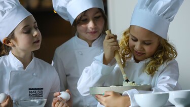 Copii care coc la brutăria mobilă Electrolux Coaceți pentru cineva