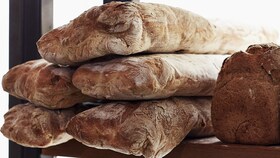Un lot cu franzele de pâine rustică coapte cu ajutorul aburului