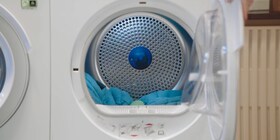 Un prim plan cu o bilă de uscare într-un uscător de rufe Electrolux