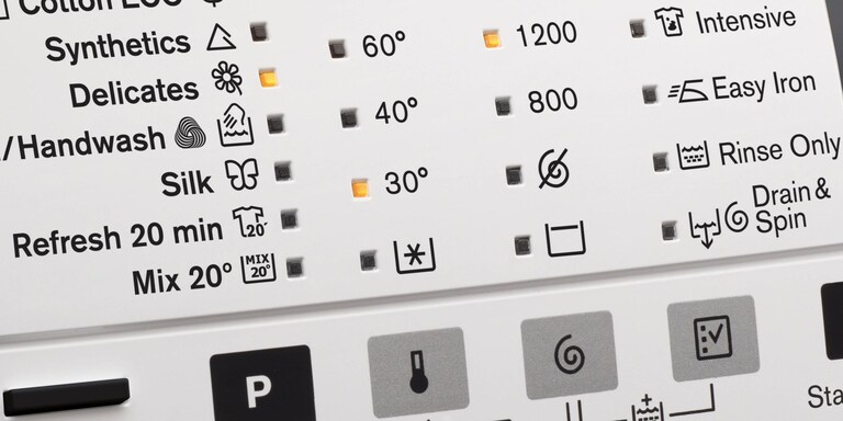 Panoul de afișaj UltraCare Eco care prezintă un ciclu de spălare cu apă rece