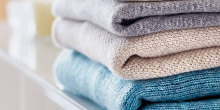 O grămadă de articole de îmbrăcăminte din lână