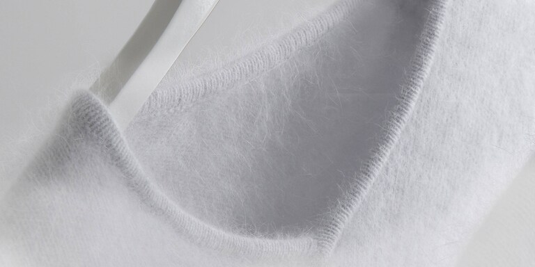 Un pulover alb din lână