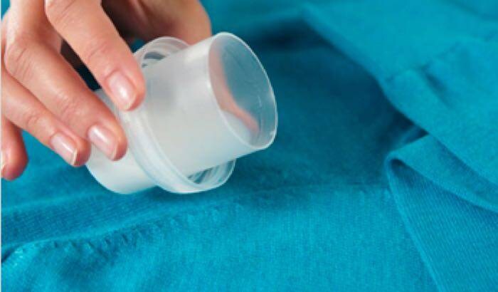 toarna detergent pe haine