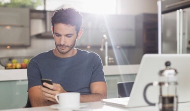 barbat uitandu-se pe telefon