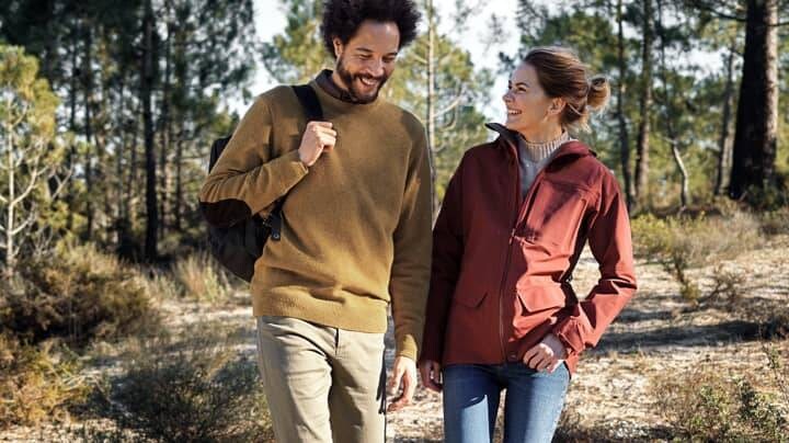 doi oameni plimbandu-se prin padure