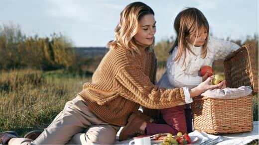 Mama si fiica la picnic