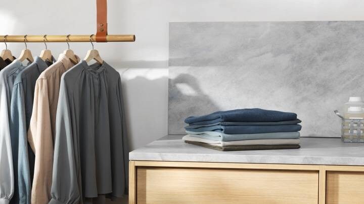 Haine împăturite împreună cu haine atârnate