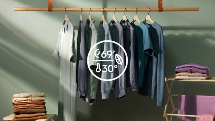 Haine curate atârnate pe umerașe