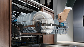 Spal&#x103; vasele f&#x103;r&#x103; efort cu Electrolux