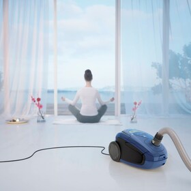 O femeie care folosește Happy Vac