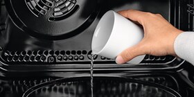 se toarna apa in spatiul delimitat din cavitatea cuptorului