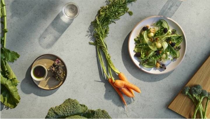 Mâncare proaspătă așezată pe o masă.