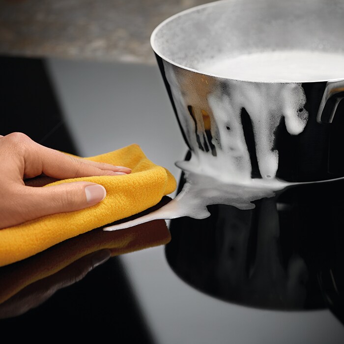 lapte dat pe dinafara sters cu o laveta de pe plita cu inductie electrolux