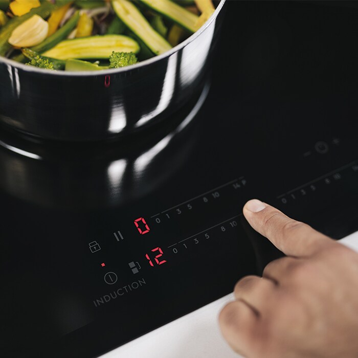 oala cu legume pe o plita cu inductie electrolux
