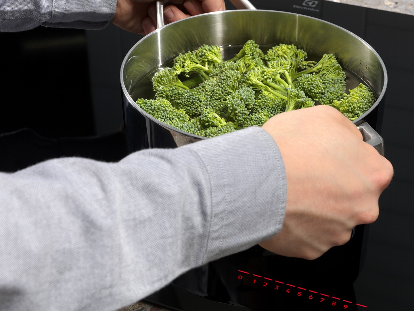 o cratita plina cu broccoli activeaza zona de gatit atunci cand este asezata pe plita 