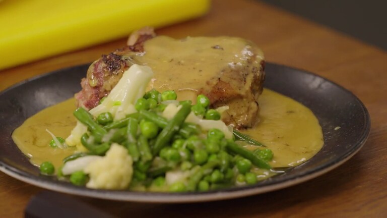 Cotlet de porc gătit Sous Vide cu mazăre, conopidă și usturoi