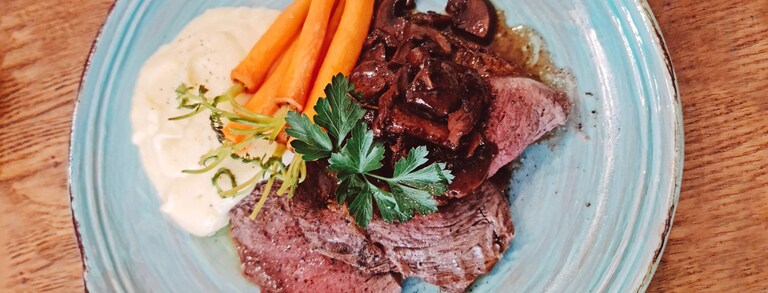 Roastbeef clasic cu sos de ciuperci și piure de cartofi