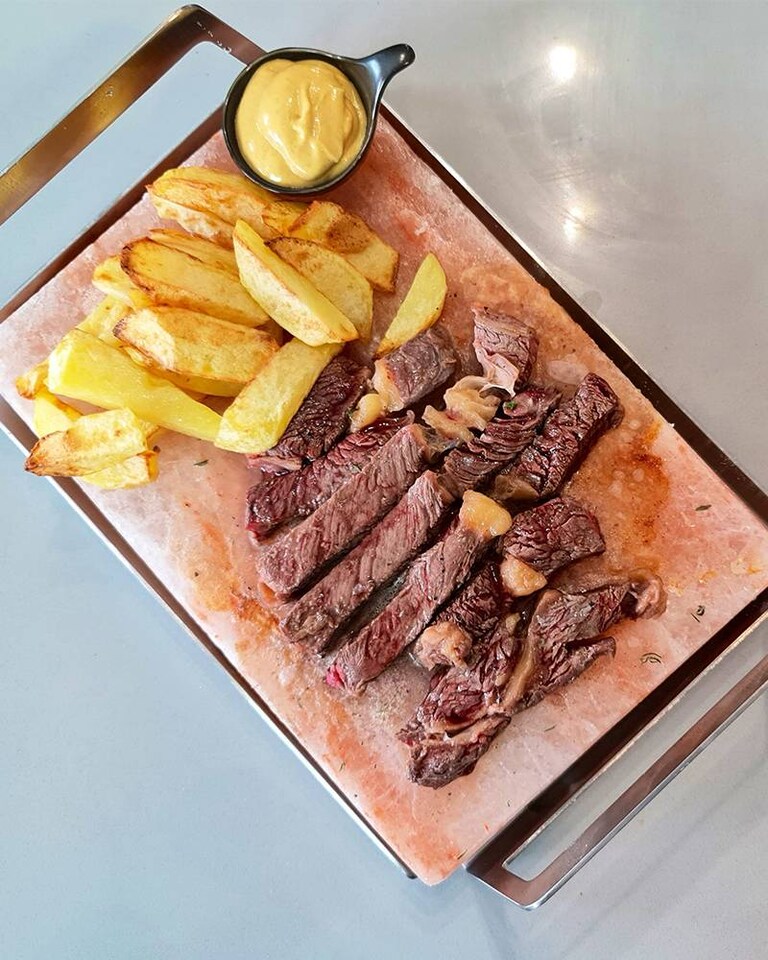Steak de vită pe placa de sare de Himalaya