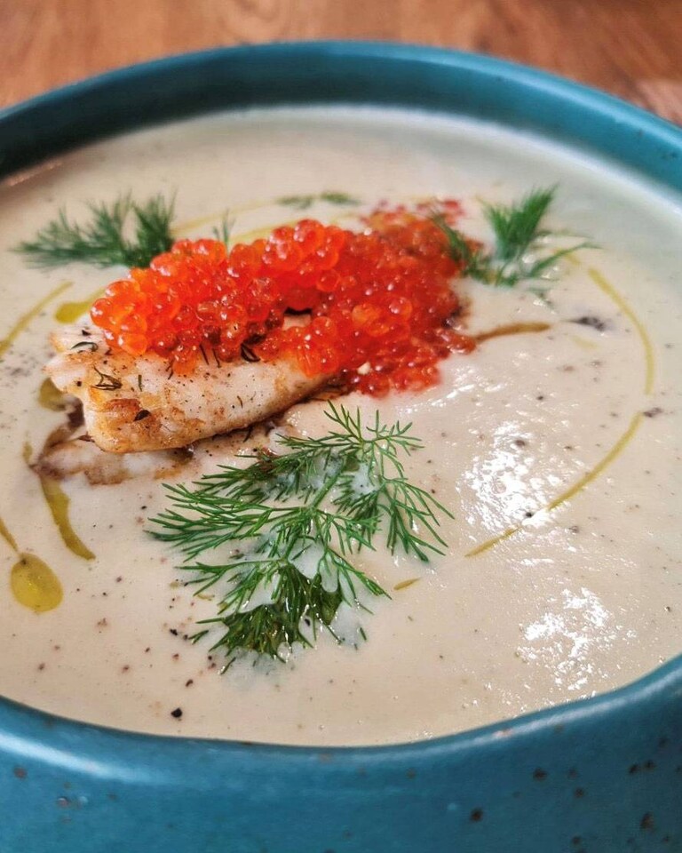 Supă cremă de conopidă caramelizată și file de doradă