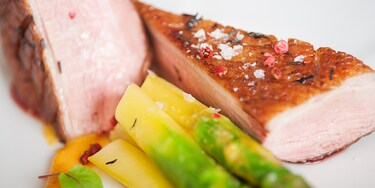 piept de rata cu sparanghel si coulis de caise