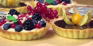 minitarte cu crema de vanilie, crema de carame,, ganache de ciocolata, fructe de padure