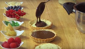 minitarte umplute cu crema vanilie, caramel sau ganache de ciocolata