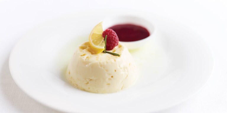 Mousse de lamaie cu sos de zmeura