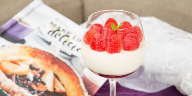 panna cotta cu sos de zmeura si zmeura proaspata