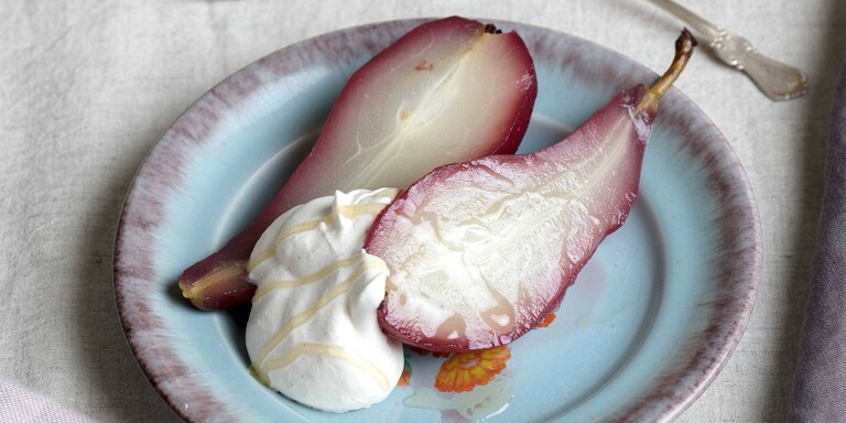 Pere fierte in vin cu crema de vanilie si miere
