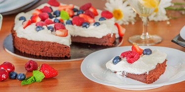 felie tort de ciocolata fara faina cu fructe de sezon