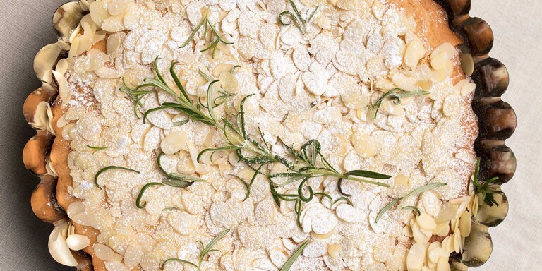 Tort cu crema de ricotta, lamaie, rozmarin si migdale
