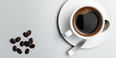 ceasca de cafea si boabe de cafea